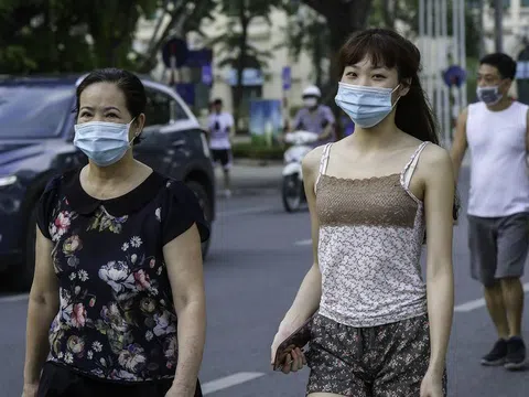 Hà Nội: Người dân thản nhiên tập thể dục sau lệnh cấm