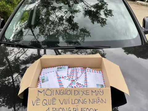 Cảm động người phụ nữ ủng hộ phong bì cho người dân đi xe máy về quê