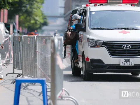 Hà Nội: Xe cứu thương liên tiếp đưa F0 đi điều trị từ "ổ dịch" Thanh Xuân