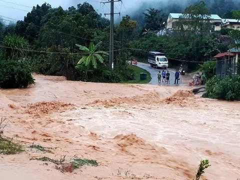 Miền Trung: Sau bão nơm nớp nỗi lo lũ quét, sạt lở đất