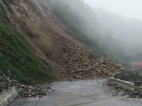 Mưa lớn, đường lên cửa khẩu Cầu Treo bị sạt lở nghiêm trọng