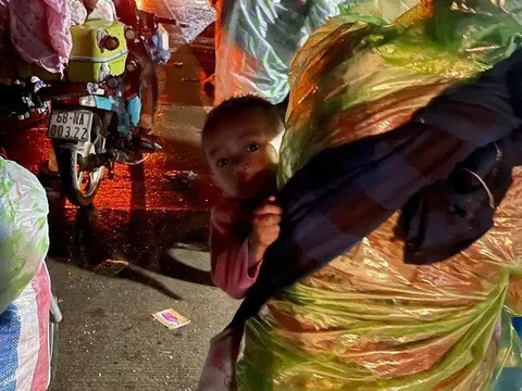 Xót xa những đứa trẻ đỏ hỏn theo cha mẹ vượt ngàn cây số về quê