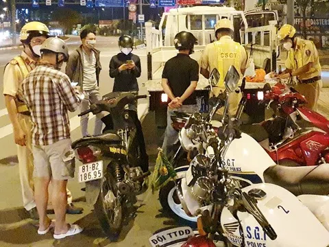 TP.HCM: Nhiều người bị CSGT xử phạt trong ngày đầu hàng quán bán tại chỗ