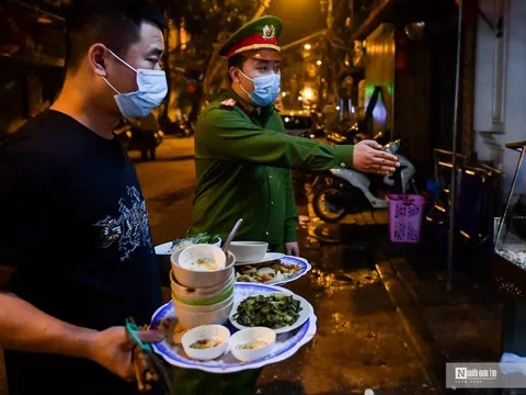 Hà Nội cấm bán hàng sau 21h: Vội đóng cửa khi bị nhắc nhở