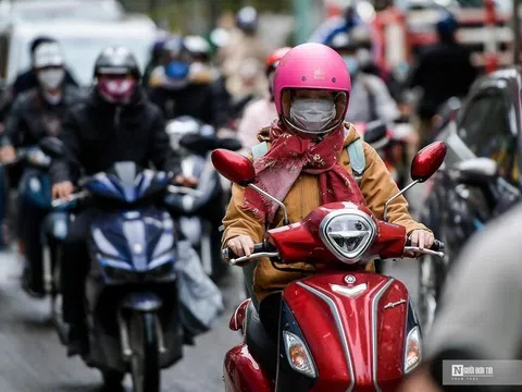 Hà Nội: Người dân mặc áo mưa, co ro xuống phố đầu tuần