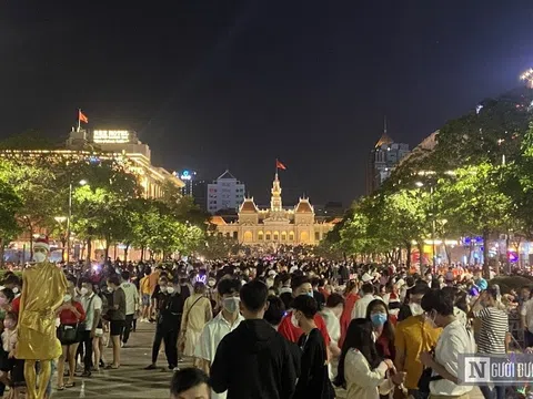 Biển người đổ về trung tâm Tp.HCM đêm Giáng sinh khiến nhiều người lo ngại