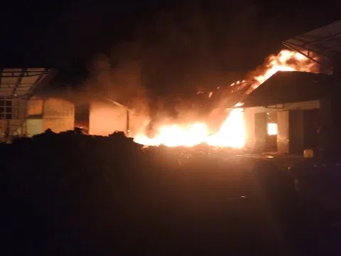 Lâm Đồng: Hoả hoạn thiêu rụi hàng chục tấn cà phê và nhà xưởng