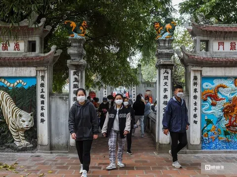 Nhộn nhịp du khách đến các điểm du lịch Thủ Đô