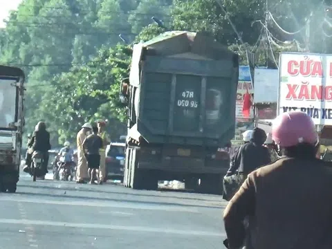 Xe chở cát quá tải “lộng hành” trên quốc lộ - Bài 2: Tài xế chở vượt tải trọng trên 150%