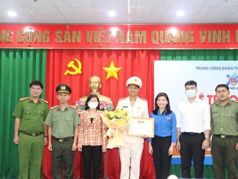 Đại úy Thái Ngô Hiếu nhận “Huy hiệu tuổi trẻ dũng cảm” của Trung ương Đoàn