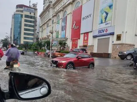 Hà Nội: Mưa to giờ cao điểm, nhiều tuyến phố kẹt cứng xe vì ngập