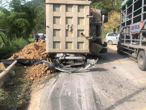 Khởi tố, bắt tạm giam tài xế vụ lật xe tải đè chết 3 người ở Hòa Bình