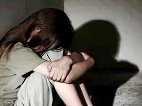 Tạm giữ “yêu râu xanh” 53 tuổi hiếp dâm bé gái 10 tuổi