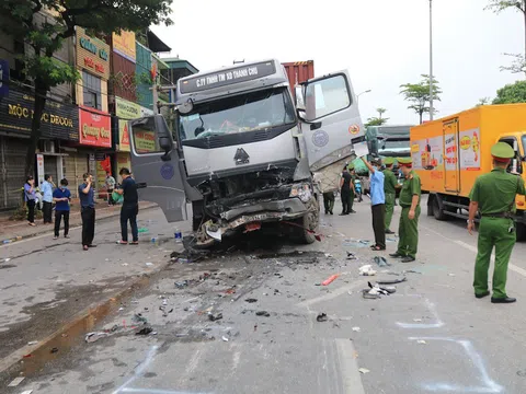 Tai nạn kinh hoàng tại QL5: Container đè nát ô tô con có còn hạn đăng kiểm?
