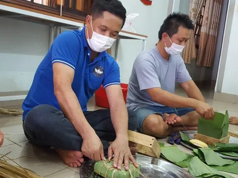 Ngày đêm gói bánh gửi nơi tuyến đầu chống dịch Covid-19