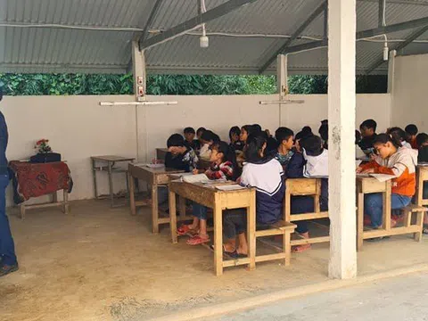 Thương cho hàng trăm học sinh phải học tạm trong nhà xe cũ