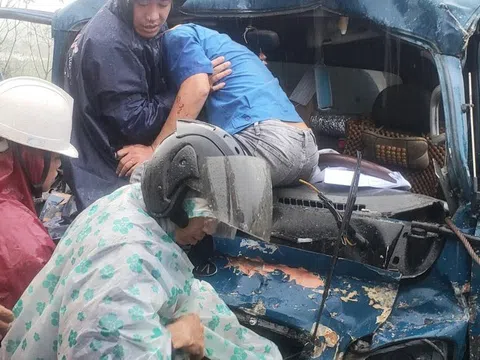 Nghẹt thở dùng máy múc cứu tài xế kẹt cứng trong cabin xe