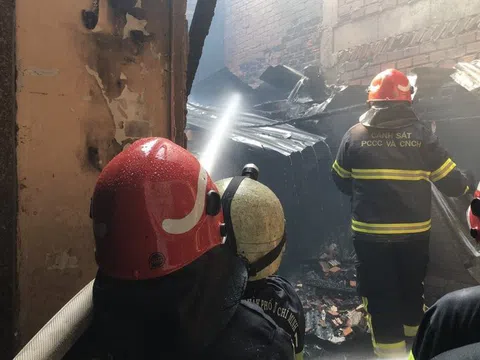 TP.HCM: Nhà trong hẻm bốc cháy, lan sang nhiều nhà khác