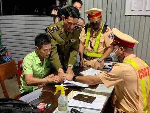 Xe khách giường nằm vận chuyển 1,7 tấn nội tạng bốc mùi hôi thối