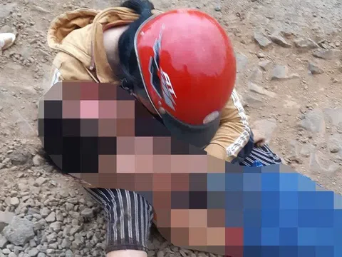 Người mẹ đau đớn chứng kiến con mình thiệt mạng sau va chạm với xe tải