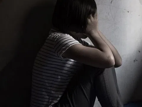 Bắt gã bố dượng hại con riêng của vợ hờ làm mẹ ở tuổi 15