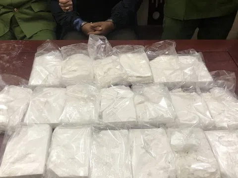 Cảnh sát dầm mưa trong đêm mật phục đối tượng mua bán 19 bánh heroin