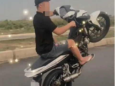 Thanh niên chạy xe máy bằng 1 bánh bị xử phạt gần 10 triệu đồng