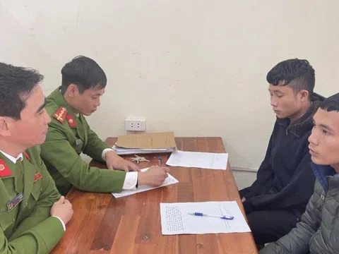 Bắt nhóm người giả danh cán bộ ngân hàng lừa dân trúng thưởng xe máy