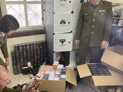 Hà Nội: Bắt lô hàng thuốc lá điện tử, bóng cười "khủng"