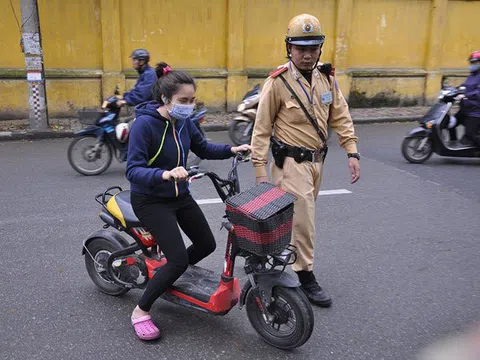 Người đi xe máy dưới 50cm3, xe máy điện dưới 4kw phải có bằng lái