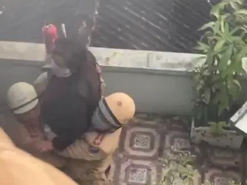 Nghẹt thở cứu cụ bà 83 tuổi khỏi đám cháy khi thắp hương cho chồng