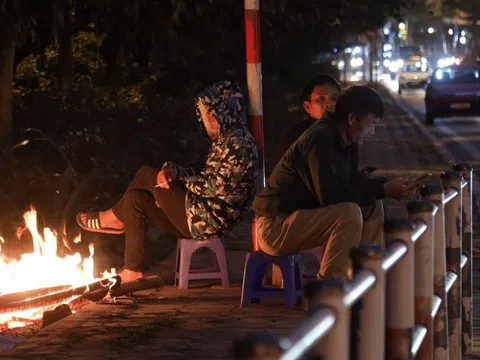 Người dân Hà Nội đốt lửa xua tan đi lạnh như cắt cắt da thịt ban đêm