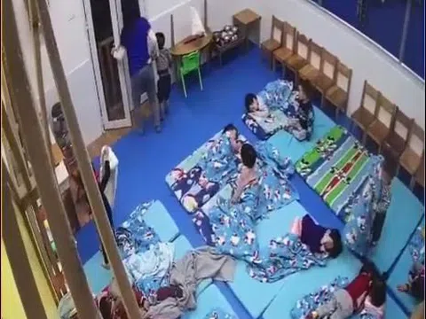 Giáo viên mầm non bắt trẻ đứng ngoài cửa lớp: Đã nghỉ việc?