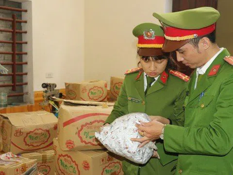 Phát hiện gần 1 tấn kẹo hết hạn dán nhãn mác mới bán dịp Tết