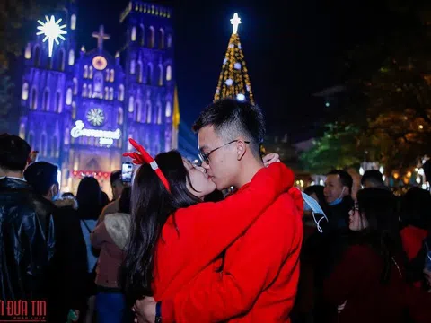 Các cặp đôi tay trong tay, “khóa môi” ngọt ngào đêm Noel