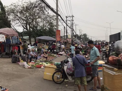 Dai dẳng vấn nạn chợ tự phát lấn chiếm lòng đường