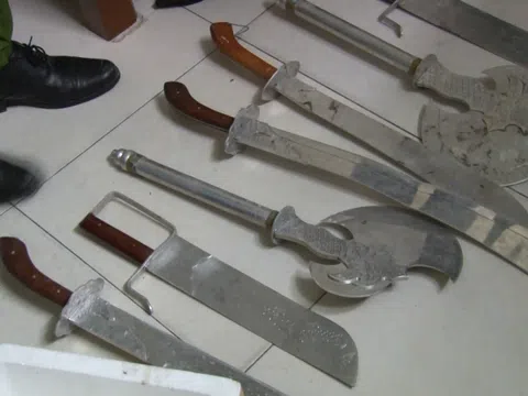 Phát hiện kho súng đạn, dao kiếm của gã côn đồ truy sát người gom rác