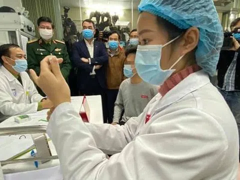 Tiếp tục tiêm nâng liều vắc-xin COVID-19 cho nhóm người thử nghiệm