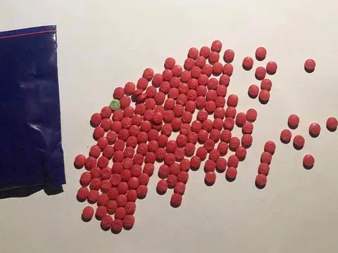 Mật phục, bắt giữ con nghiện nhiễm HIV mang hồng phiến đi tiêu thụ