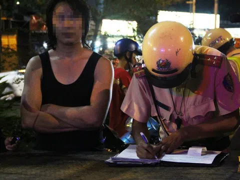 Thanh niên nhậu 3 ngày 3 đêm lao xe vào chốt CSGT, đòi tự tử vì vợ bỏ