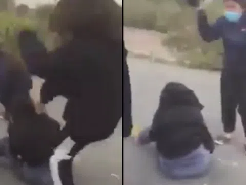 Hà Nội: Xôn xao clip nữ sinh bị đánh bằng mũ bảo hiểm đến vỡ cả mũ