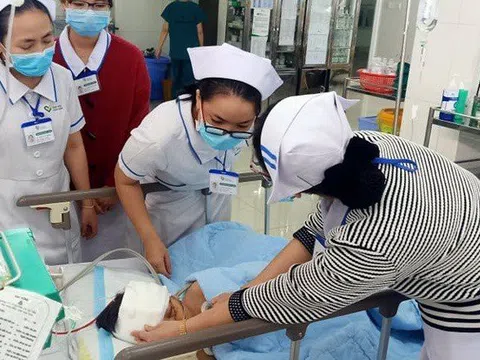 Cứu sống bé trai 5 tuổi bị cha ruột chém nguy kịch