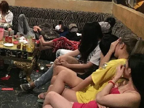 Phát hiện nhiều hotgirl phê ma túy trong quán karaoke