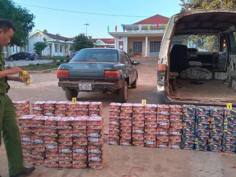 Gia Lai: Tạm giữ ô tô chứa hơn 300kg pháo lậu