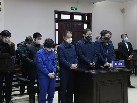 Hối hận vì bỏ việc Nhà nước nộp tiền theo "tướng rởm" Hoa Hữu Long làm "Đại tá"