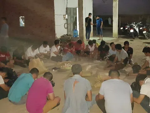 Đột kích sòng bài bắt hơn 20 đối tượng đang chơi đá gà, lắc tài xỉu