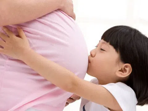 Gia đình sinh 2 con một bề sắp được hỗ trợ mua BHYT, tiền học phí