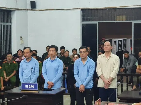 Người dân và nhiều cán bộ bắt tay tại dự án nghìn tỷ lãnh án