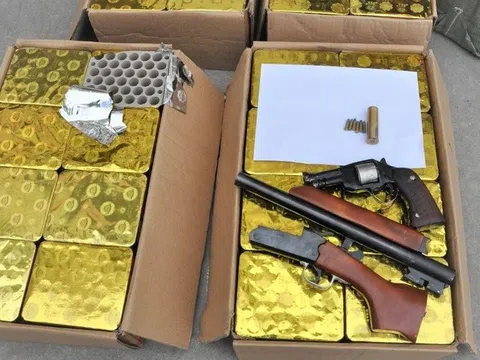 Bị bắt giữ khi đang vận chuyển hơn 1 tạ pháo kèm súng quân dụng