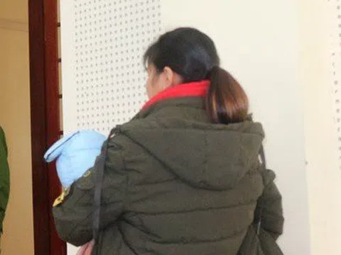 Nam thanh niên khóc òa khi gặp vợ sắp cưới bế con nhỏ tại tòa